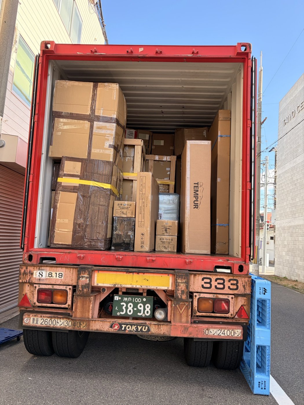 貨櫃裝載大型家具與床墊紙箱
