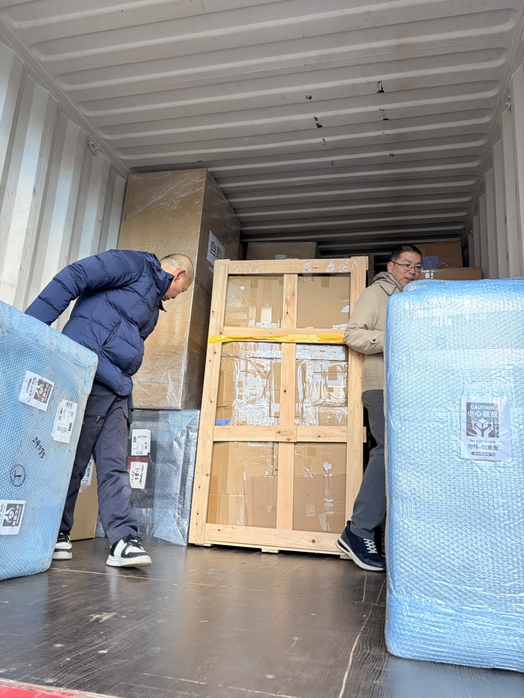 貨櫃內木箱與氣泡膜包覆家具固定